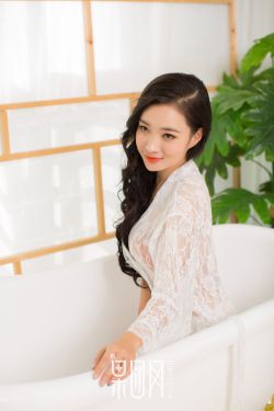 一把扯下肚兜 含着双乳